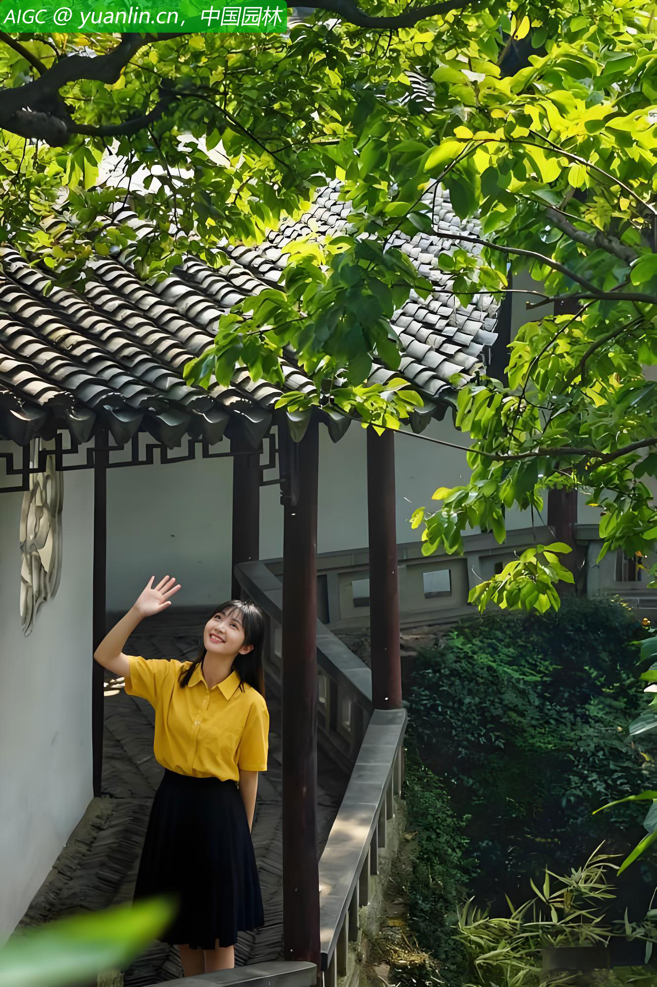 苏州沧浪亭，一位游客笑着向同伴挥手致意