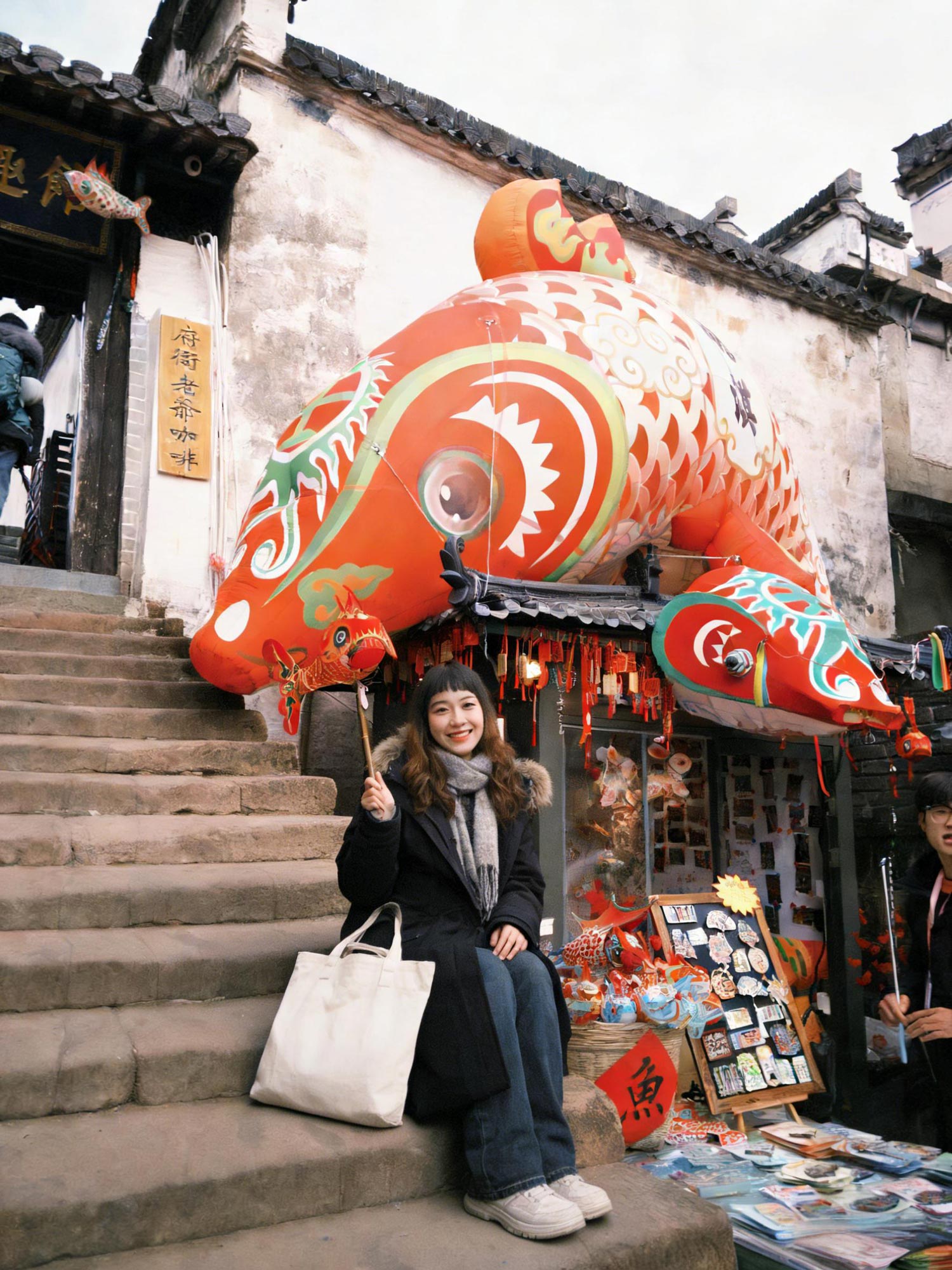 在徽州古城十公里外的瞻淇村看鱼灯。