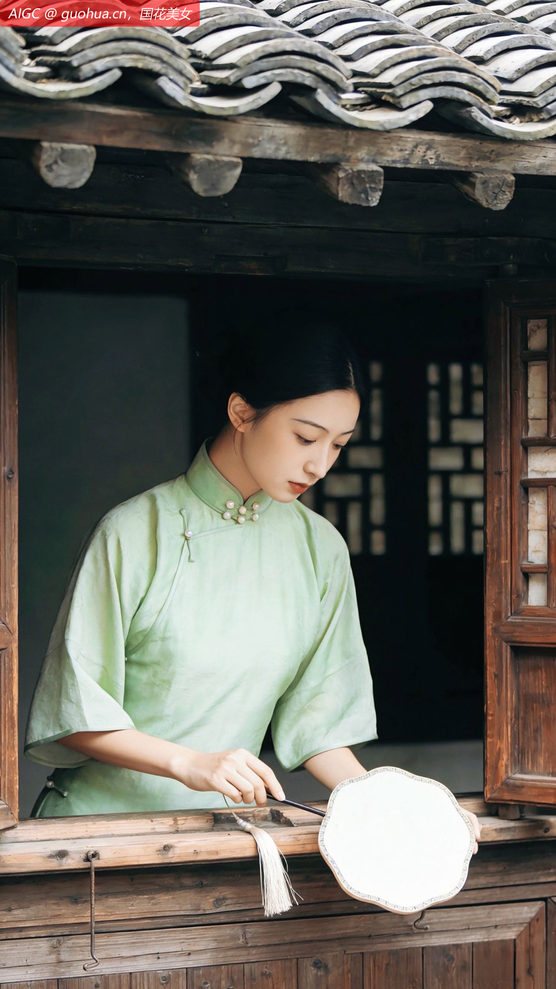在周庄张厅的古窗边，梦晓一身浅绿旗袍