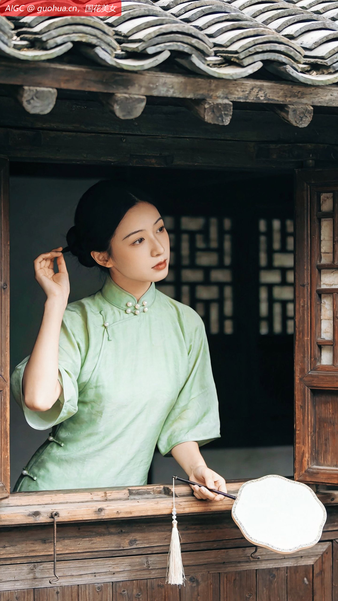 在周庄张厅的古窗边，梦晓一身浅绿旗袍